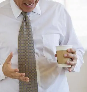 Homme d'affaires, renverser du café sur une chemise