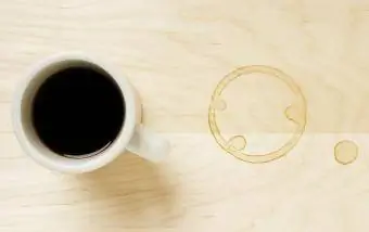 Šálek kávy a káva kroužek na stole