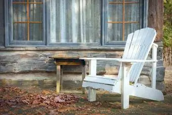 Бял адирондак стол върху дървена палуба