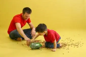 Детска градина и татко брои стотинки