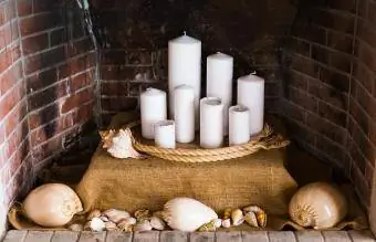 Dekorativer Kamin mit Kerzen