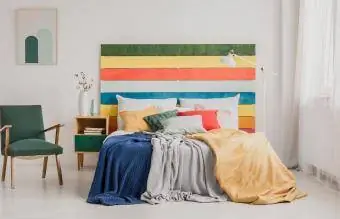 slaapkamer met reënboogkleurige kopstuk