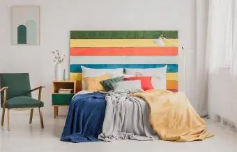 camera da letto con testiera color arcobaleno