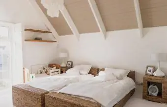 Спальня с коричневым потолком