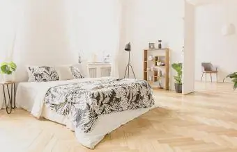 спальня с деревянным полом