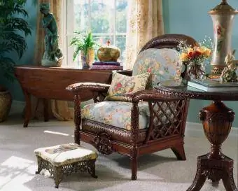 Eleganter Sessel aus Korbgeflecht mit Blumenmuster