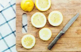 Hiniwang lemon sa kahoy na cutting board