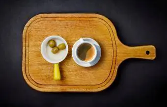 Värsked oliivid ja kohv