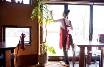 Mujer limpiando la ventana