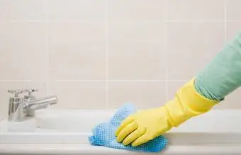 คนทำความสะอาดอ่างอาบน้ำ