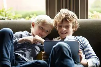 две момчета, играещи онлайн игри на Disney