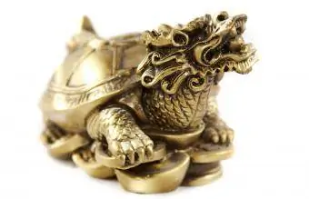 Tartaruga dei soldi con testa di drago dorato