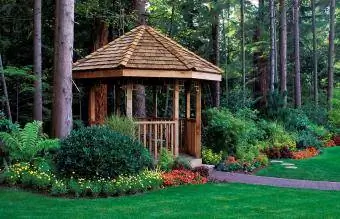 magandang backyard garden na may cedar wood gazebo