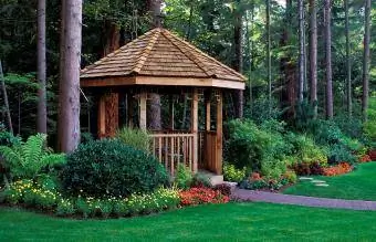 hermoso jardín trasero con una glorieta de madera de cedro