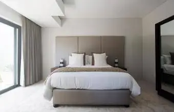Modernes Schlafzimmer in Weiß und Beige