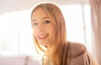 Muotokuva hymyilevä blondi teini-ikäinen tyttö