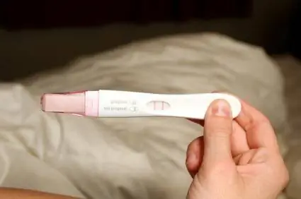 Las 3 razones principales por las que aparece una línea tenue en la prueba de embarazo