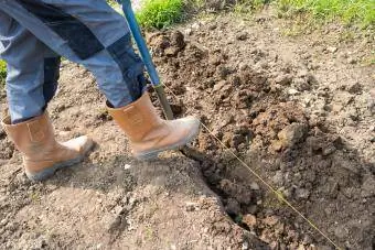 Záhradník kopanie priekopy pripravené na plantin