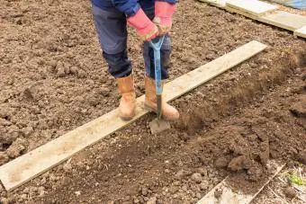 Gartner graver en rende