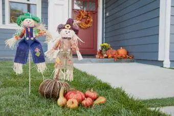 Scarecrows decorations ntawm lub vaj