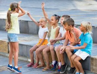 Joyeux garçons et filles jouant aux charades