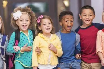 Grupi multiracial i fëmijëve në korridorin parashkollor