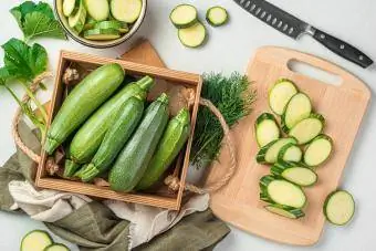 Skjære zucchini på et skjærebrett