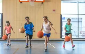 Dribbler des ballons de basket sur le terrain