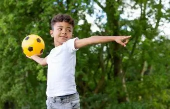 Chłopiec rzucający piłkę