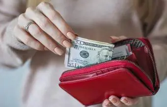 Bahagian Tengah Wanita Memegang Dompet
