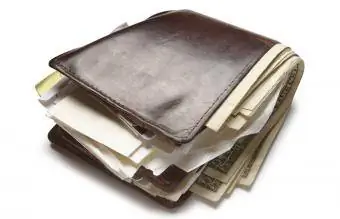 altes Portemonnaie, gefüllt mit Geld und Papieren