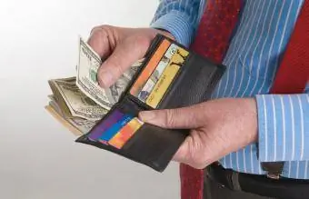 คนที่มีกระเป๋าเงินเต็มไปด้วยเงินดอลลาร์