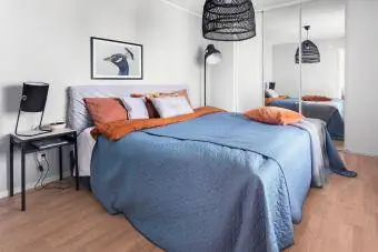 Ένα υπνοδωμάτιο με διπλό κρεβάτι και ντουλάπα με συρόμενες πόρτες