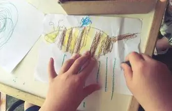 Dieťa kreslí obrázok včely