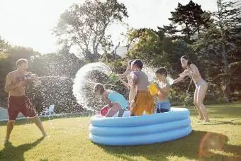 पैडलिंग पूल में पानी फेंक रहे बच्चों पर पिता ने वॉटर गन से निशाना साधा