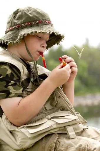 Niño pescando con gusano de caramelo
