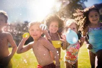 Ryhmä lapsia heittelemässä vesipalloja