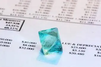 Feuille de calcul commerciale avec un cristal en haut