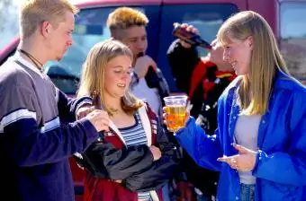 Tieners wat meisie druk om te drink