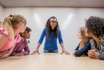 Studenti che parlano durante una riunione