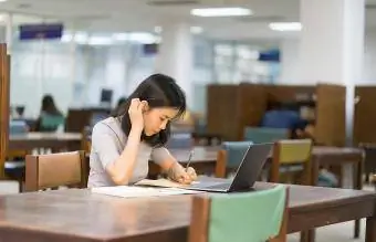 Étudiant faisant des recherches à la bibliothèque