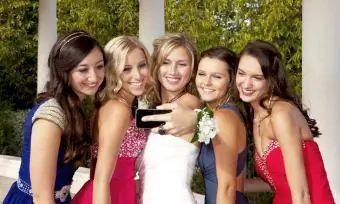 Tiener Prom Girls neem 'n foto met selfoon