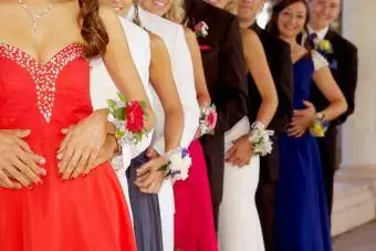 Adolescentes listos para el baile de graduación en fila