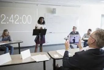 Gadis dalam debat sekolah menengah