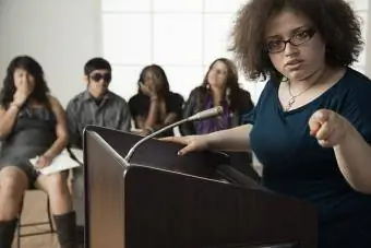 Vajza duke mbajtur fjalim në klasën e debatit