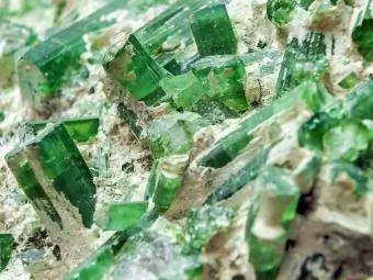 zielony turmalin w matrixie