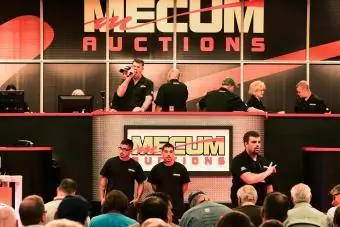 Mecum Auctions-ի ժամանակ աճուրդավարները հայտ են ընդունում