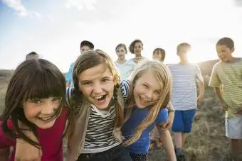 Grupo risonho de pré-adolescentes