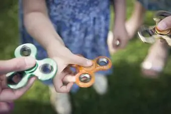 Handen met fidget-spinners