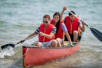 mga kabataan sa canoe sa kampo